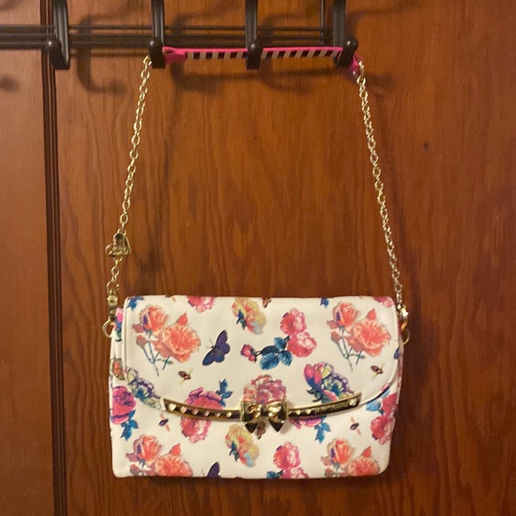 🌷NWOT Betsey Johnson-floral cream, Crossbody bag with flowers & butterflies🌷 - Picture 1 of 6